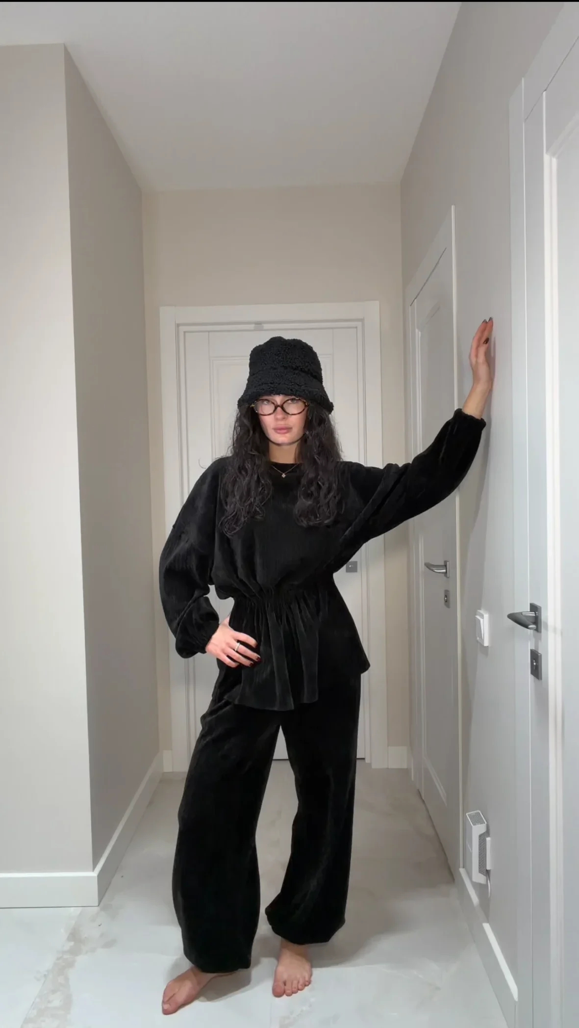 Костюм из велюра-плюша: лонгслив и брюки — изображение 4