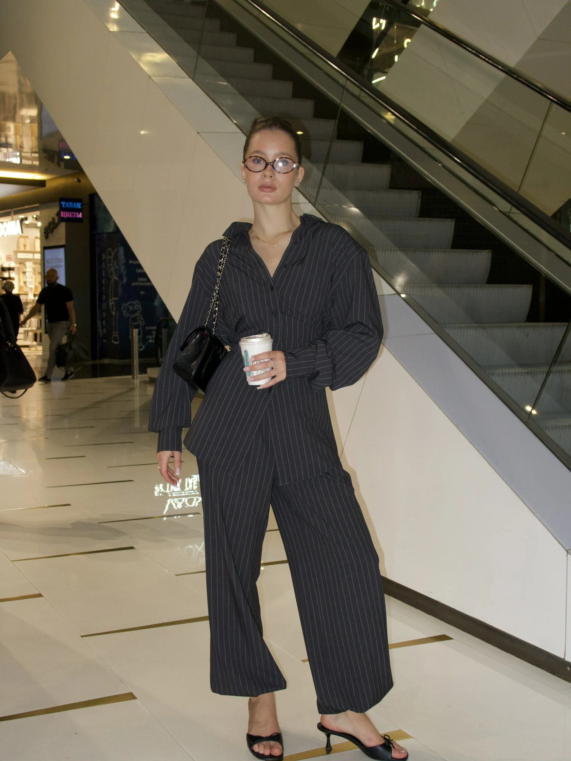 Костюм из Рубашки с плечиками и классическими брюками — изображение 12