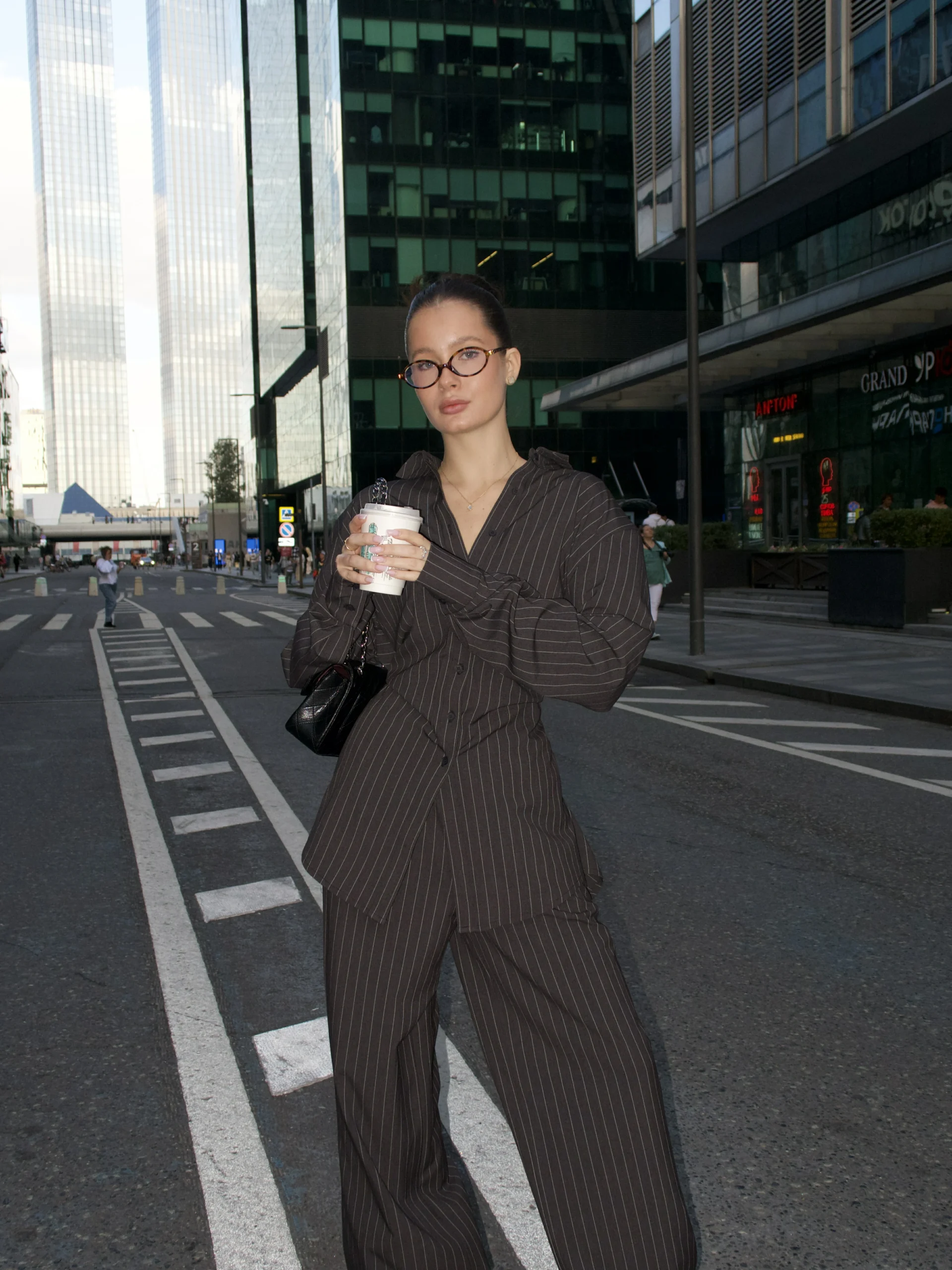 Костюм из Рубашки с плечиками и классическими брюками — изображение 11