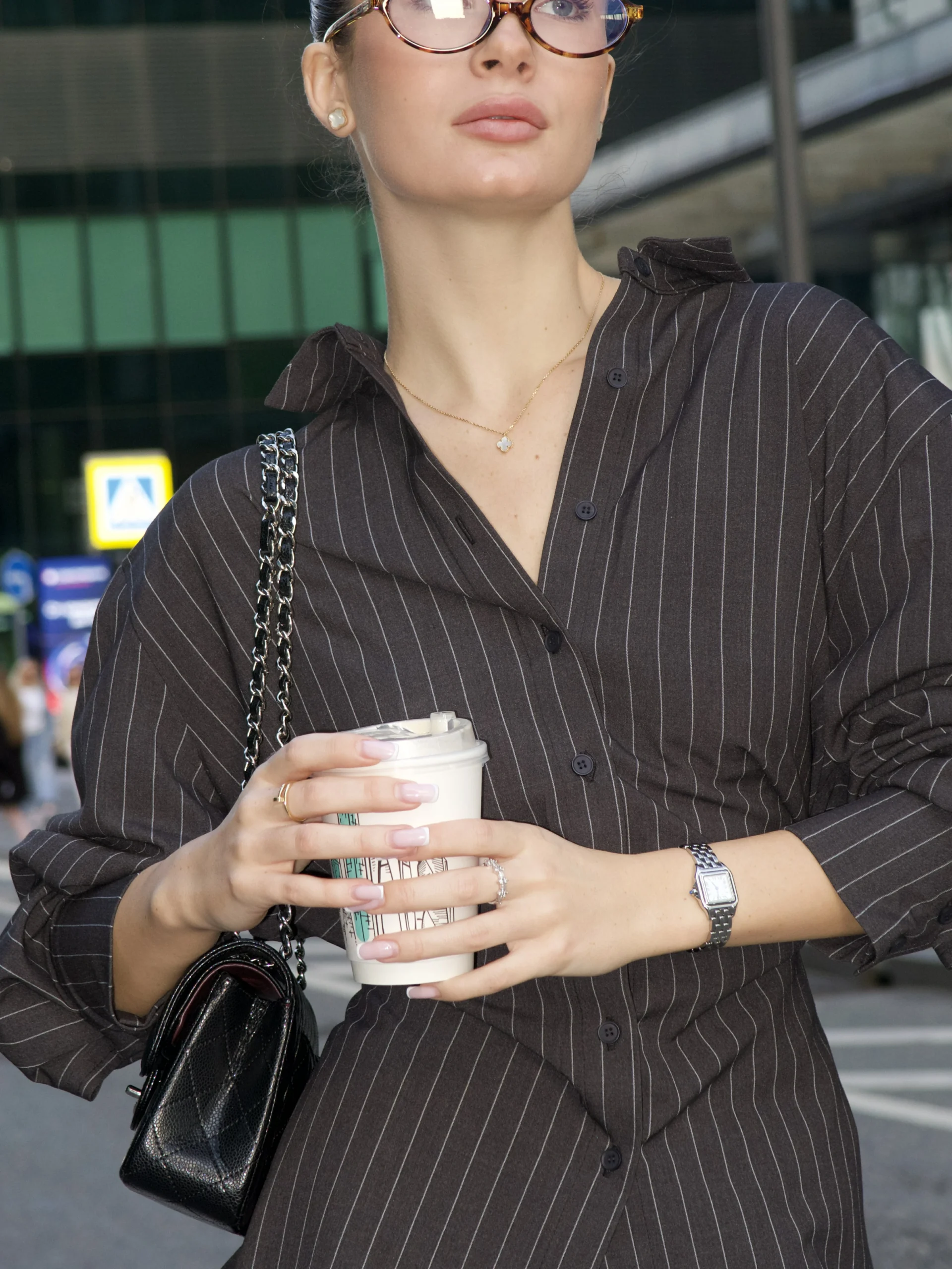 Костюм из Рубашки с плечиками и классическими брюками — изображение 9