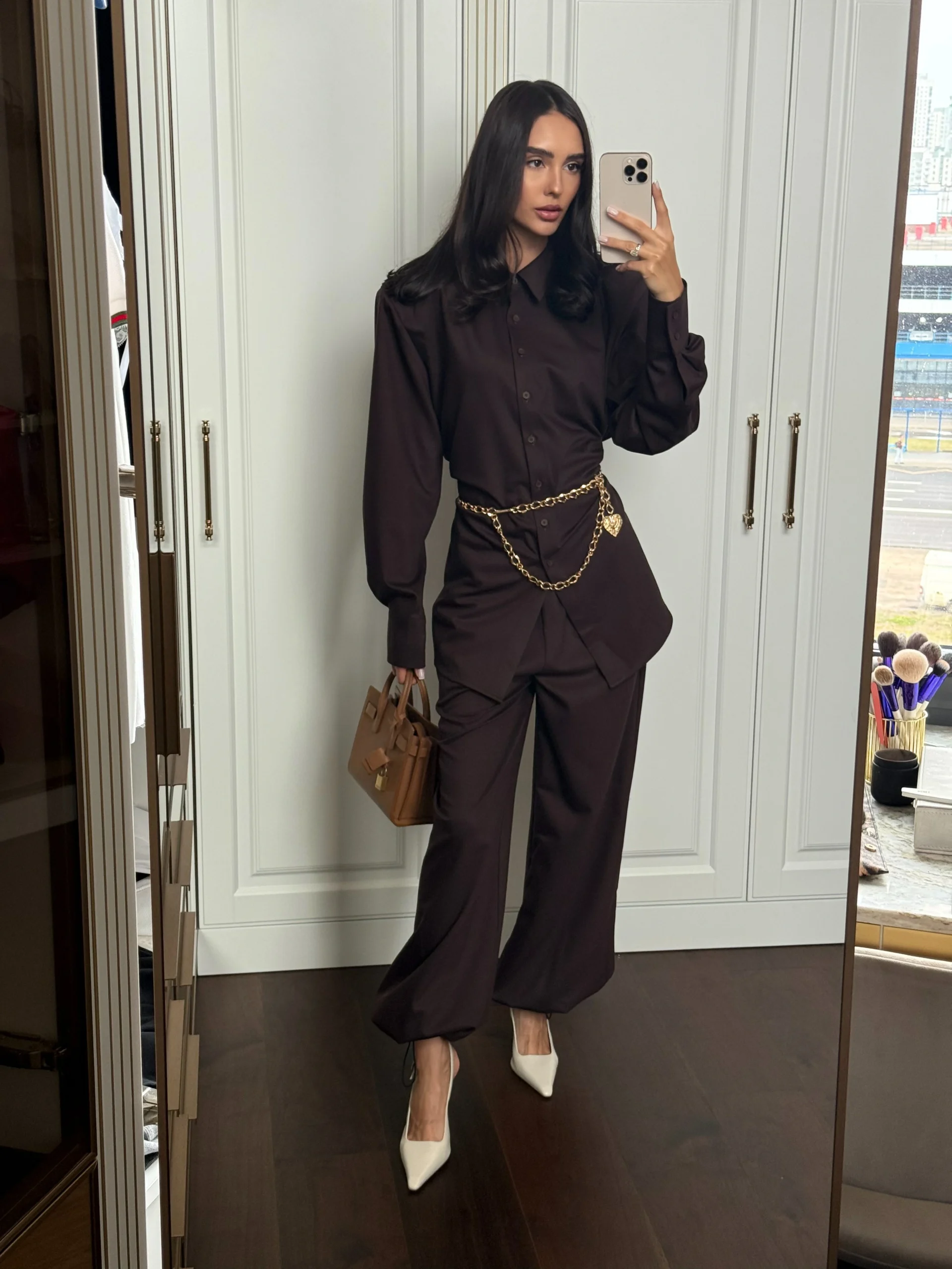 Костюм из Рубашки с плечиками и классическими брюками — изображение 3