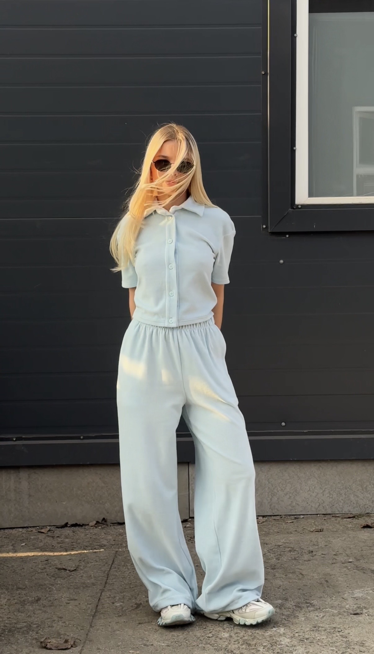 Костюм из велюра на хлопковой основе: майка-поло и брюки — изображение 5