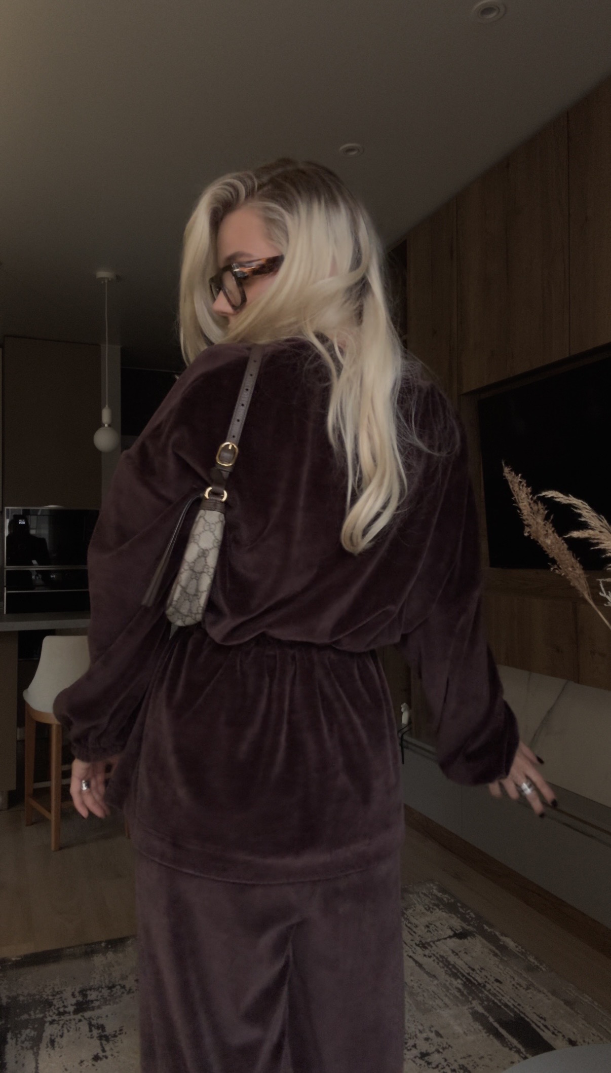 Костюм из велюра на хлопковой основе: лонгслив с круглой горловиной на кулиске и брюки — изображение 3