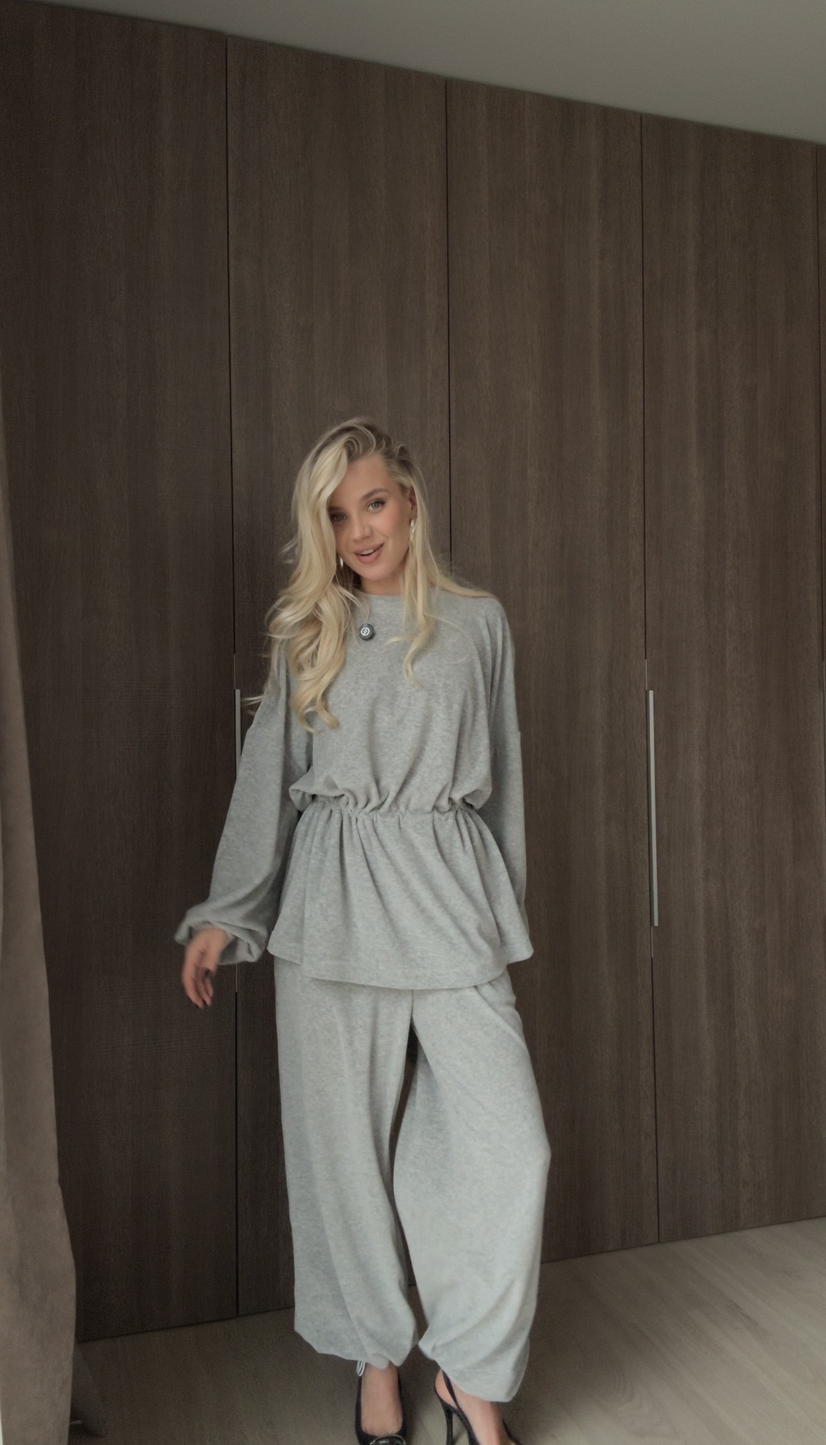 Костюм из велюра на хлопковой основе: лонгслив с круглой горловиной на кулиске и брюки — изображение 4