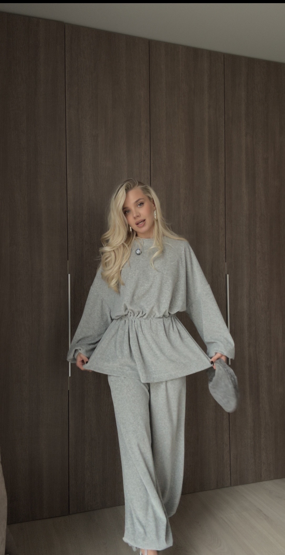 Костюм из велюра на хлопковой основе: лонгслив с круглой горловиной на кулиске и брюки — изображение 7